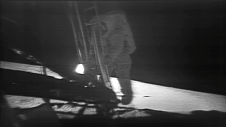 Neil Armstrong pisando na Lua